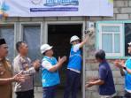 SAMBUNG-LISTRIK-GRATIS-Petugas-PLN-saat-melakukan-penyalaan-perd.jpg