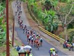SENGIT-Pertarungan-sengit-para-pembalap-tersaji-di-Etape-Dua-Tour-de-Banyuwangi-Ijen-202.jpg