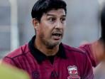 SKUAD-UTAMA-Pelatih-Madura-United-Alfredo-Vera-saat-memimpin-latihan-tim-di-Sta.jpg