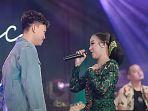 SOSOK-Penyanyi-Kevin-Ihza-Niken-Salindry-Sinden-Asal-Kediri-Nangis-Saat-Berduet-Dengannya.jpg