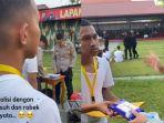 SOSOK-Polisi-Baik-Hati-yang-Viral-Belikan-Kaos-Pemuda-Berbaju-Lusuh-dan-Sobek-Saat-Tes-Seleksi-Polri.jpg