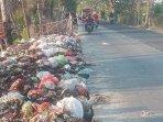 Sampah-yang-menumpuk-di-Jalan-Pucuk-Pangkatrejo-lamongan.jpg