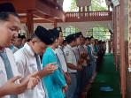 Santri-Pondok-Pesantren-Darul-Ulum-salat-gaib-untuk-korban-ambruknya-Ponpes-Al-Khoziny-Sidoarjo.jpg