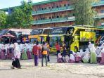 Santri-Ponpes-Sunan-Drajat-Paciran-berangkat-pulang-ke-daerah.jpg