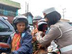 Satlantas-Polres-Madiun-bagikan-helm-gratis.jpg