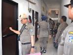 Satpol-PP-Kota-Surabaya-melakukan-operasi-yustisi.jpg