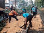 Sejumlah-petugas-Kereta-Api-membersihkan-tumpahan-biji-jagung.jpg