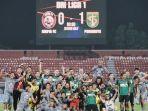 Selebrasi-pemain-Persebaya-Surabaya-usai-mengalahkan-Arema-FC-di-Derby-Jatim-Pekan-ke-30.jpg