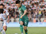 Sho-Yamamoto-saat-berebut-bola-di-laga-Persik-Kediri-vs-Persebaya-Surabaya.jpg