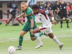 Sho-Yamamoto-saat-dikawal-Yacob-Sayuri-di-laga-Persebaya-vs-PSM-makassar.jpg