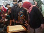 Siti-Atikoh-mengunjungi-pengusaha-tahu-di-Menganti-Gresik.jpg