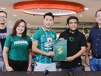 Song-Ui-Young-bersama-manajer-Persebaya-Yahya-Alkatiri.jpg
