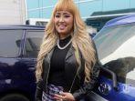 Sosok-Penyanyi-yang-Banting-Setir-Jualan-Donat-Sambil-Live-TikTok-Raup-Omzet-Rp-10-Juta-Per-Hari.jpg