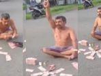Sosok-Pria-di-Tapanuli-Tengah-Viral-Tantang-Warga-Adu-Kekayaan-Pamer-Tumpukan-Uang-di-Tengah-Jalan.jpg