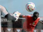 Striker-Persebaya-Flavio-Silva-dalam-sesi-latihan-tim-di-Lapangan-Thor-Surabaya.jpg