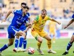 Striker-asing-Persebaya-Mihailo-Perovic-berebut-bola-dengan-pemain-Persib.jpg