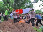Suasana-haru-upacara-pemakaman-almarhum-Aiptu-Hidayat-Suratnoharta.jpg