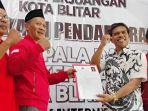Suharyono-saat-mengembalikan-formulir-pendaftaran-cakada-di-kantor-DPC-PDIP-Kota-Blitar.jpg