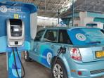 TAKSI-LISTRIK-Taksi-listrik-Blue-Bird-BYD-e6-sedang-mengisi-bat.jpg