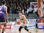 TAMPIL-LUAR-BIASA-Aksi-Kent-Trijaya-saat-tim-basket-putra-SMA-Petra-1-Sura.jpg