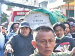 TIBA-DI-RUMAH-DUKA-Keluarga-dan-kerabat-saling-bantu-mengangkat-jen.jpg