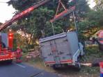 Tuas Gas Nyangkut, Truk Boks Hantam Pohon Lalu Terguling di Jemursari Surabaya