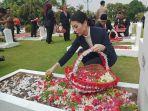 Tabur-Bunga-di-Makam-Pahlawan-Wamenparekraf-Angela-Kita-Lanjutkan-Perjuangan-Lewat-Ekonomi-Kreatif.jpg