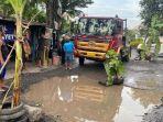 Tanaman-pisang-di-jalan-rusak-Sidoarjo.jpg