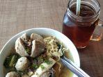 Tengah-ramai-imbauan-untuk-tidak-minum-es-teh-usai-makan-bakso.jpg