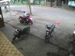 Tiga-pelaku-tengah-berupaya-mencuri-dua-motor-Vario-yang.jpg