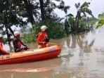 Tim-BPBD-Jombang-Melakukan-Pencarian-Korban-Tenggelam-Menyisir-Sungai.jpg