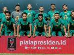Tim-Persebaya-Surabaya-sebelum-menjalani-pertandingan-pada-Liga-1-2022-2023.jpg