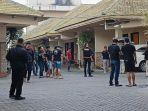 Tim-Polda-Jatim-saat-olah-TKP-menghadirkan-tersangka-di-kamar-301-Hotel-Adisurya-Kota-Kediri.jpg