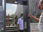 Tim-Satpol-PP-Jatim-mencoba-sensor-cek-suhu-tubuh-di-pintu-masuk-pusara-Bung-Karno.jpg