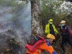 Tim-gabungan-saat-memadamkan-api-di-Gunung-Arjuno-3.jpg