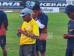 Tim-pelatih-Persela-berdoa-usai-latihan-di-Stadion-Surajaya.jpg