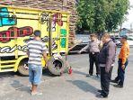 Truk-mengangkut-tebu-yang-macet-di-atas-rel-kereta-api-di-Jalan-Raya-Tanggulangin-Sidoarjo.jpg