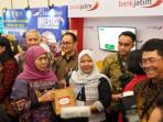 UMKM-BINAAN-Dirut-Bank-Jatim-Winardi-Legowo-paling-kanan-saat-m.jpg