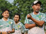 Uston-Nawawi-saat-memimpin-sesi-latihan-Persebaya-Surabaya-jeewqpeq.jpg