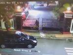 VIRAL-Rekaman-CCTV-Diduga-Rumah-Wali-Kota-Blitar-Saat-Dirampok-Mobil-Berpelat-Merah-Masuk.jpg