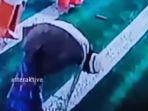 Video-Detik-detik-Pria-Meninggal-saat-Sholat-di-Masjid-Dikenal-Sebagai-Imam-dan-Guru-Ngaji.jpg