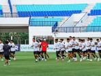 WASPADA-Pemain-Persela-menjalani-official-training-jelang-menjamu-Persipura.jpg
