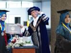 WISUDAWAN-ITS-Wan-Sabrina-Mayzura-kiri-saat-menerima-ijazah-sarjana.jpg