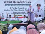 Wakil-Bupati-Gresik-Aminatun-Habibah-saat-berada-di-pondok.jpg
