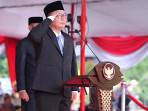 Wakil-Bupati-Gresik-dr-Asluchul-Alif-saat-memimpin-upacara-Sumpah-Pemuda.jpg
