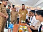 Wakil-Bupati-Gresik-dr-Asluchul-Alif-saat-meninjau-penerapan-MBG-di-SMP-Negeri-1-Gresik.jpg