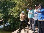 Wakil-Bupati-Sidoarjo-Mimik-Idayana-saat-melihat-kondisi-jembatan-ambrol-di-Desa-Tambak-Cemandi.jpg