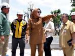 Wakil-Bupati-Sidoarjo-Mimik-Idayana-sidak-proyek-revitalisasi-Alun-alun-Sidoarjo-Jatim.jpg