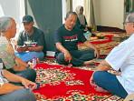 Wakil-Wali-Kota-Surabaya-Armuji-saat-menemui-para-pelayat-di-rumah-duka.jpg