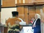 Wali-Kota-Blitar-dan-Santoso-dan-Samanhudi-Anwar-berpelukan.jpg